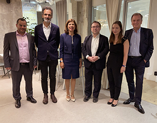 Photo de groupe des participants HEC et BNP Paribas à la remise du prix Pierre Vernimmen le 19 octobre 2021 à Paris