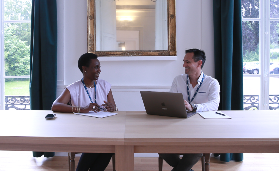 Discussion entre deux participants de l'école de coaching d'HEC.